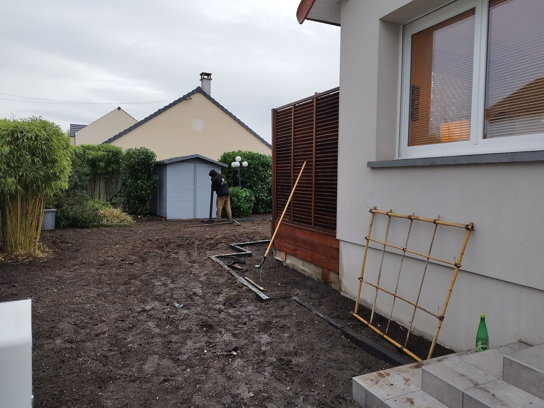 Début de chantier : apport de terre et pose des bordures