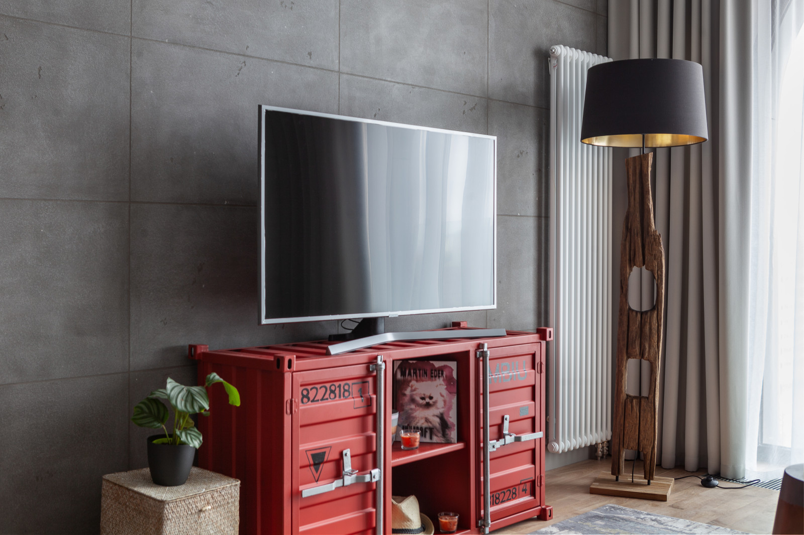 Квартира в ЗИЛАРТ с красной дверью