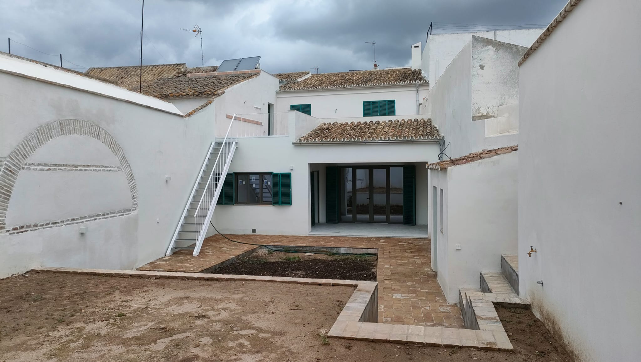CASA CON DOS PATIOS