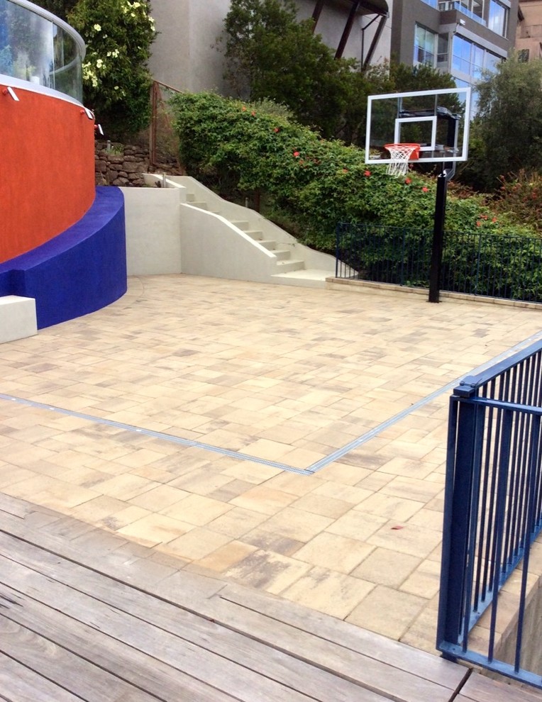 This is an example of a modern patio in San Francisco.