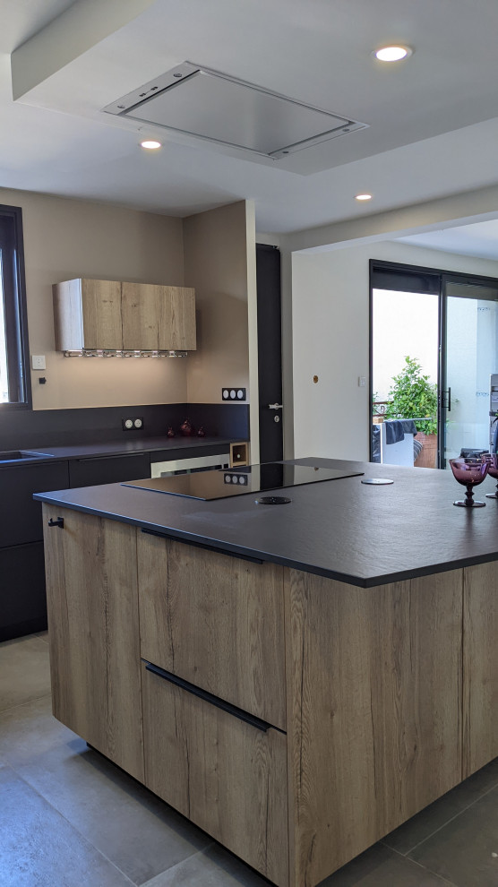 Large modern l-shaped eat-in kitchen in Other with an integrated sink, beaded inset cabinets, black cabinets, quartz benchtops, black splashback, engineered quartz splashback, stainless steel appliances, ceramic floors, with island, grey floor, black benchtop and recessed.
