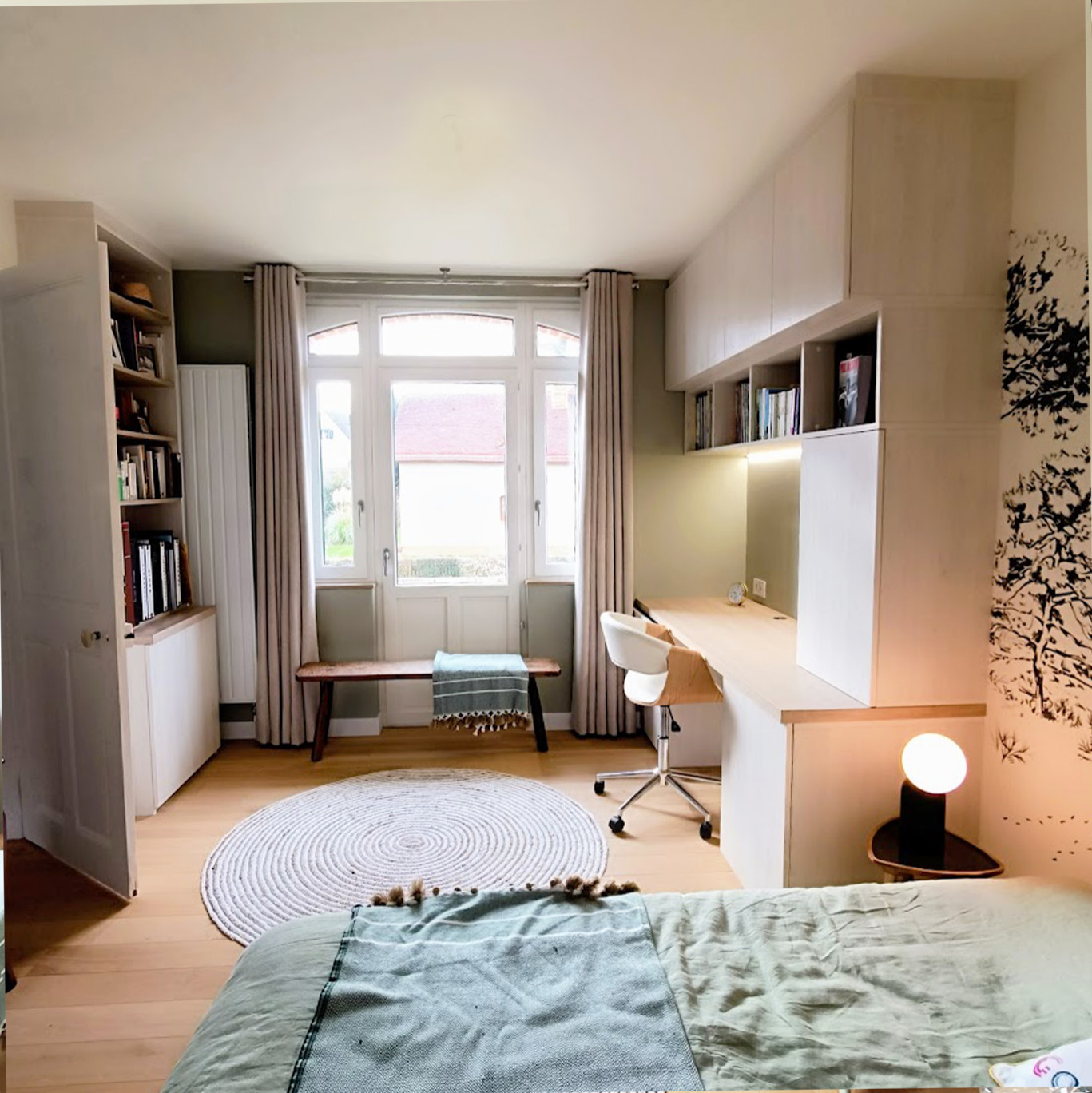 Aménagement d'une chambre avec un espace bureau