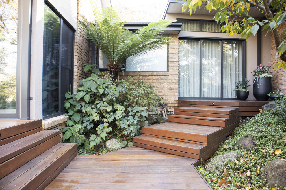 Idee per una terrazza contemporanea di medie dimensioni, dietro casa e a piano terra