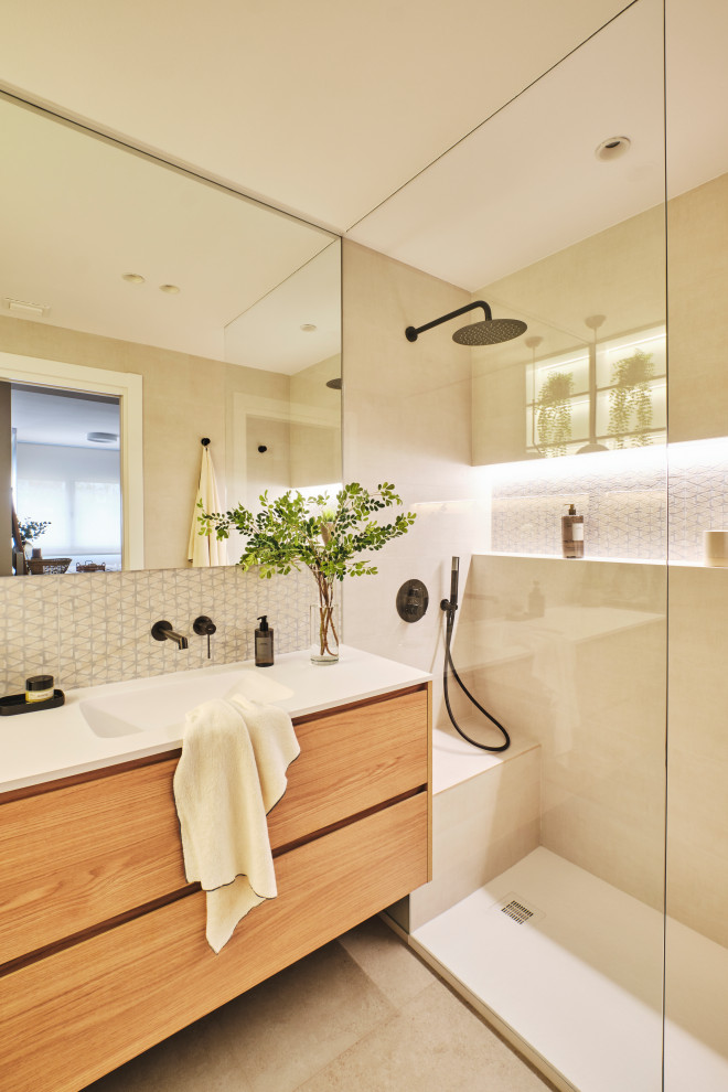 Inredning av ett nordiskt mellanstort vit vitt badrum med dusch, med möbel-liknande, skåp i ljust trä, en kantlös dusch, beige kakel, beige väggar, ljust trägolv, beiget golv och dusch med gångjärnsdörr