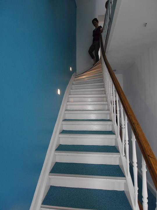 Gewendeltes Klassisches Treppengeländer Holz mit Teppich-Treppenstufen und Holz-Setzstufen in Dortmund