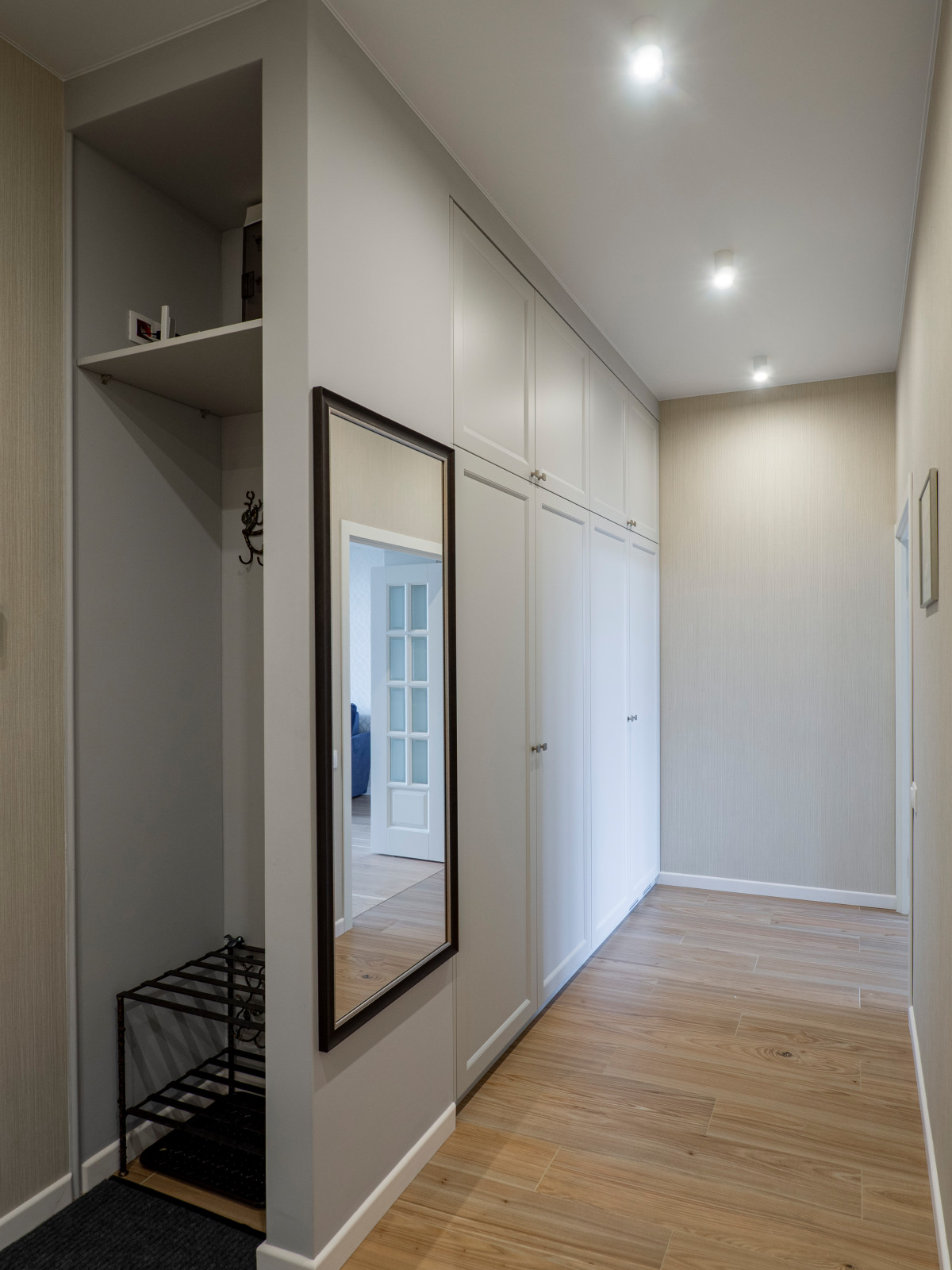 Меблировка прихожей и санузла в светло-мятном цвете