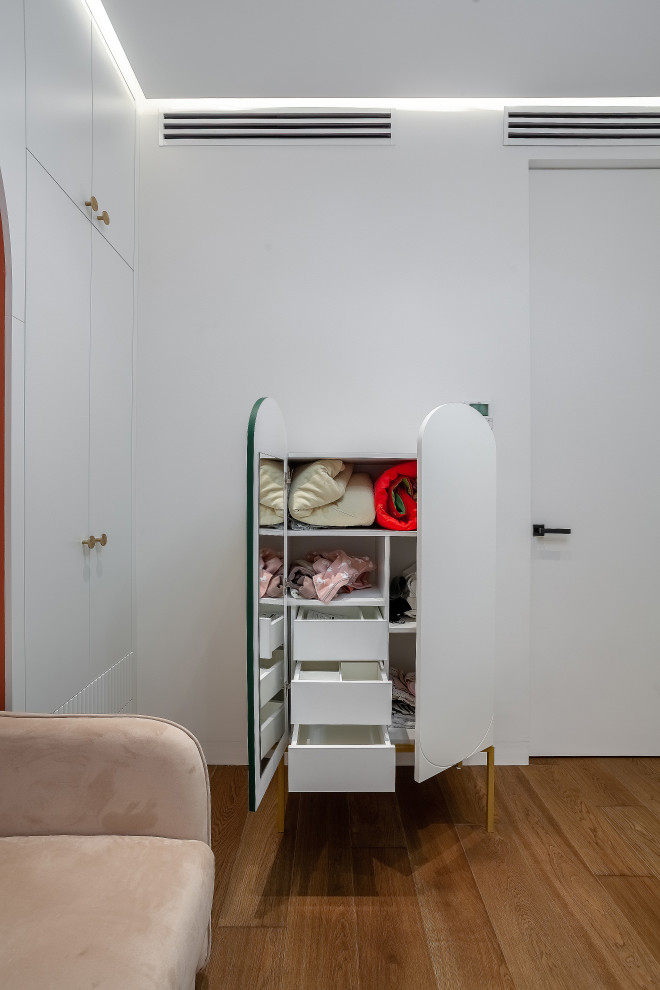 Маленький шкафчик для девочки