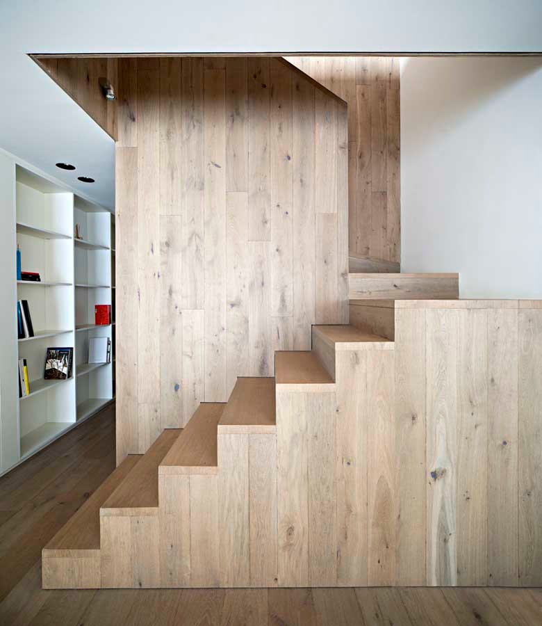 Inspiration for a mid-sized scandinavian wood u-shaped staircase in Barcelona with wood risers.