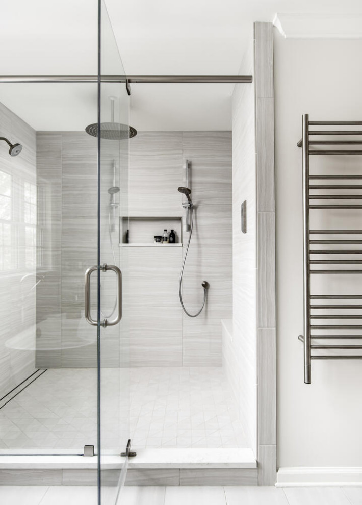 Idéer för ett mellanstort klassiskt vit en-suite badrum, med skåp i shakerstil, grå skåp, ett fristående badkar, en dusch i en alkov, grå kakel, porslinskakel, vita väggar, klinkergolv i porslin, ett undermonterad handfat, bänkskiva i kvarts, grått golv och dusch med gångjärnsdörr