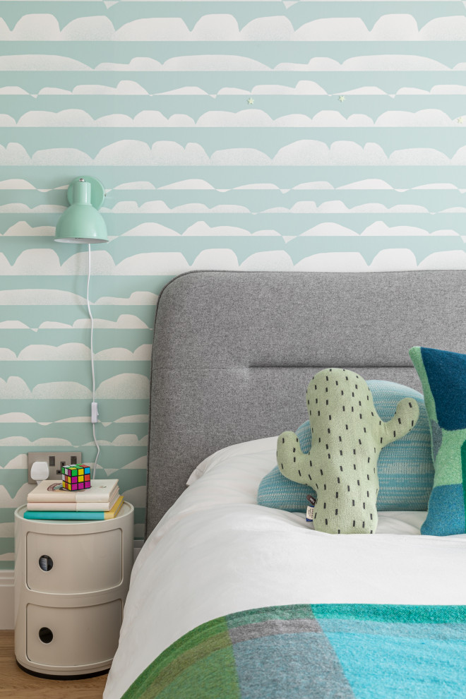 Idéer för funkis pojkrum kombinerat med sovrum och för 4-10-åringar, med gröna väggar och mellanmörkt trägolv