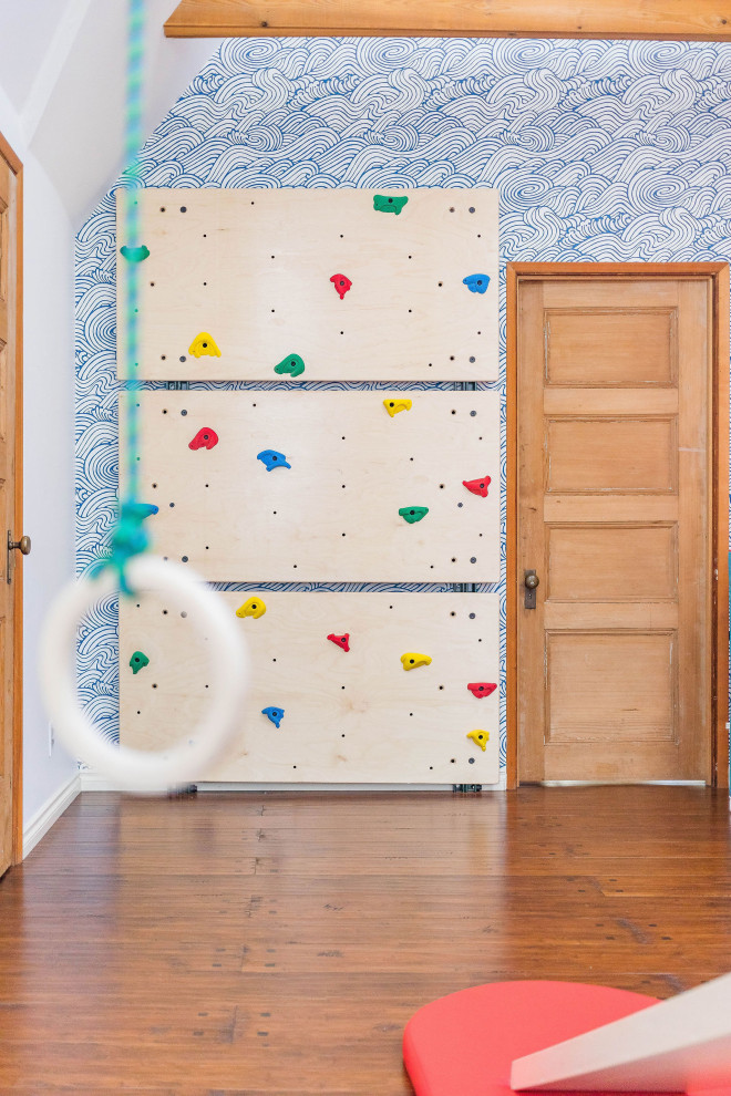 Idéer för stora eklektiska könsneutrala barnrum kombinerat med lekrum och för 4-10-åringar, med flerfärgade väggar och laminatgolv