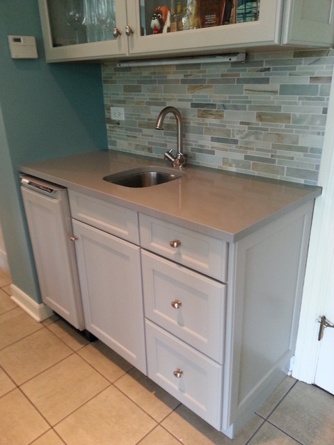 Example of a transitional porcelain tile eat-in kitchen design in Chicago with an undermount sink, shaker cabinets, gray cabinets, quartzite countertops, multicolored backsplash, porcelain backsplash, stainless steel appliances and an island