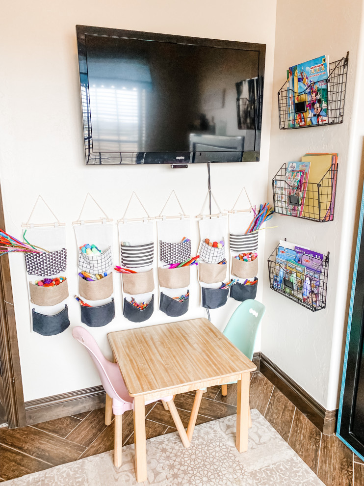 Источник вдохновения для домашнего уюта: огромная нейтральная детская с игровой в стиле фьюжн с разноцветными стенами, ковровым покрытием и разноцветным полом