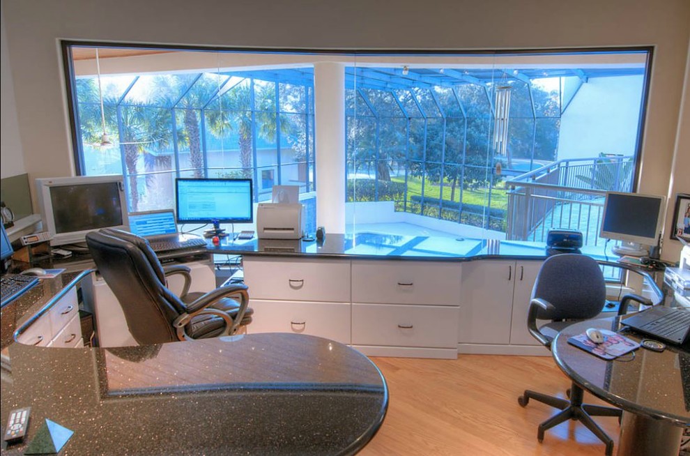 Inspiration for a modern home office in Orlando.