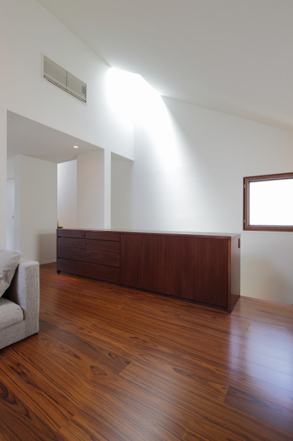 代沢の家 moderno-soggiorno