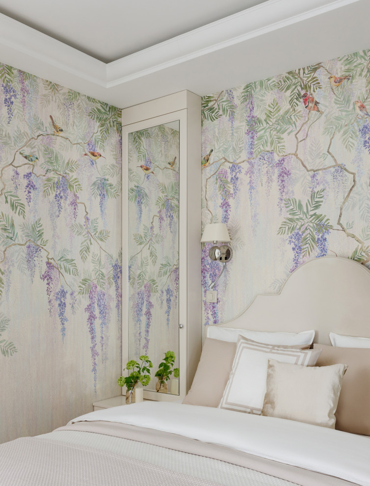 Foto de dormitorio principal clásico de tamaño medio con paredes beige, suelo de madera en tonos medios, suelo beige, casetón y papel pintado