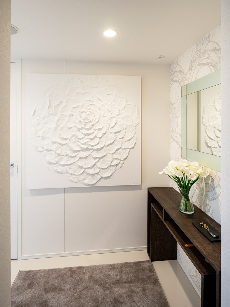 Ispirazione per un ingresso o corridoio classico di medie dimensioni con pareti bianche e pavimento bianco