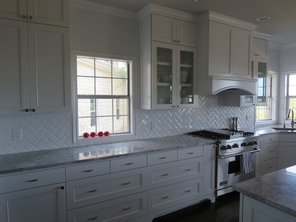 Example of a huge transitional u-shaped dark wood floor eat-in kitchen design in Austin with shaker cabinets, white cabinets, white backsplash, subway tile backsplash, stainless steel appliances, an island, an undermount sink and quartzite countertops
