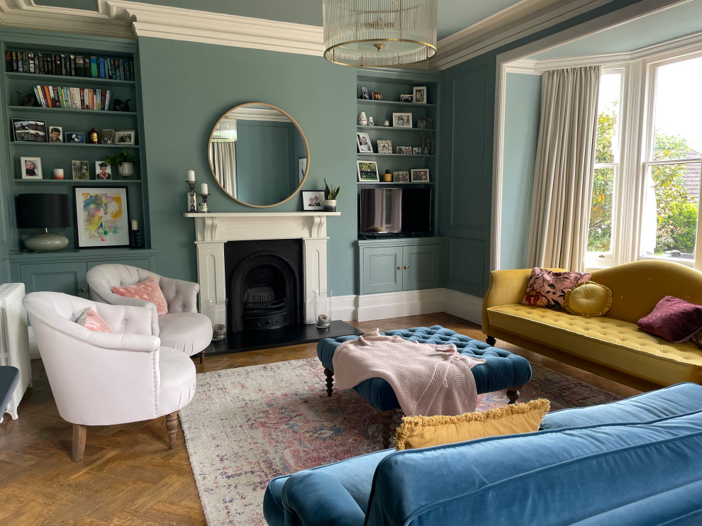 Foto di un grande soggiorno tradizionale con sala formale, parquet chiaro, camino classico, porta TV ad angolo e pavimento beige