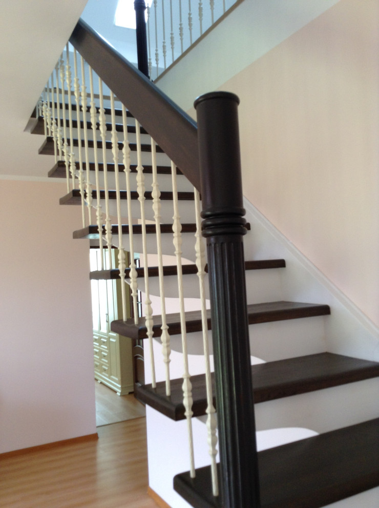 Лестница с коваными балясинами