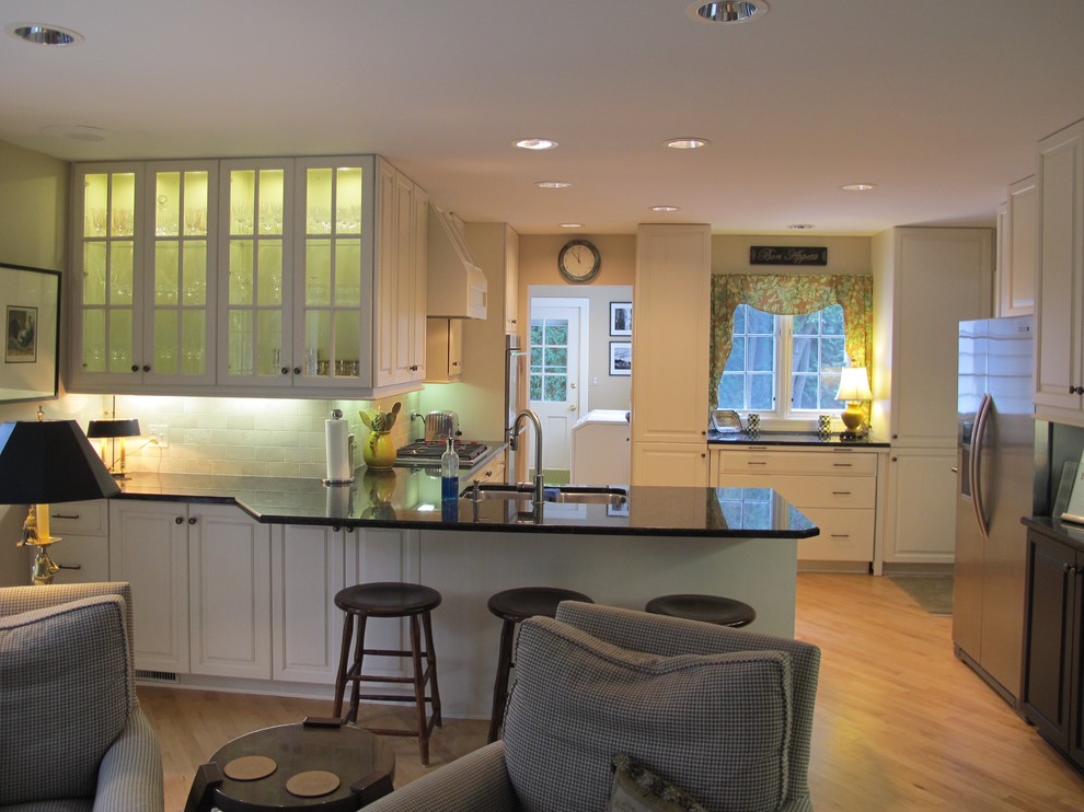 Kitchen - mid-sized transitional kitchen idea in Chicago