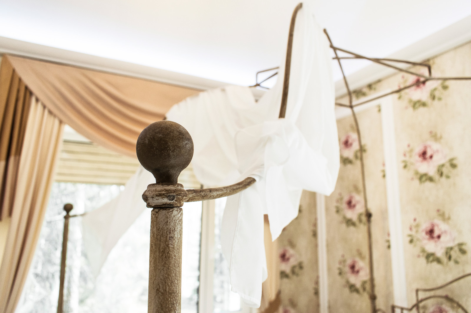 Спальня в светлых тонах.