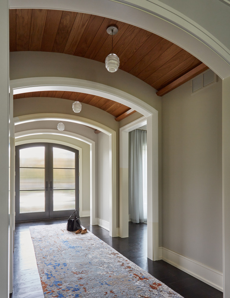 На фото: прихожая в стиле неоклассика (современная классика) с серыми стенами, темным паркетным полом, двустворчатой входной дверью, коричневой входной дверью, коричневым полом и деревянным потолком