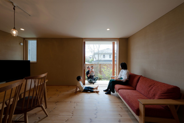 部屋と庭を結ぶ縁側のある家 japanisch-modern-wohnbereich