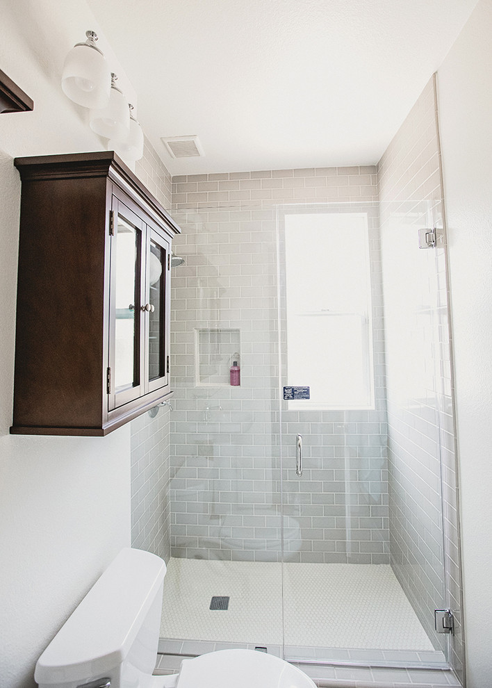 Exempel på ett litet klassiskt badrum med dusch, med möbel-liknande, skåp i mörkt trä, en öppen dusch, en toalettstol med hel cisternkåpa, beige kakel, porslinskakel, vita väggar, klinkergolv i porslin, ett piedestal handfat, beiget golv och dusch med gångjärnsdörr