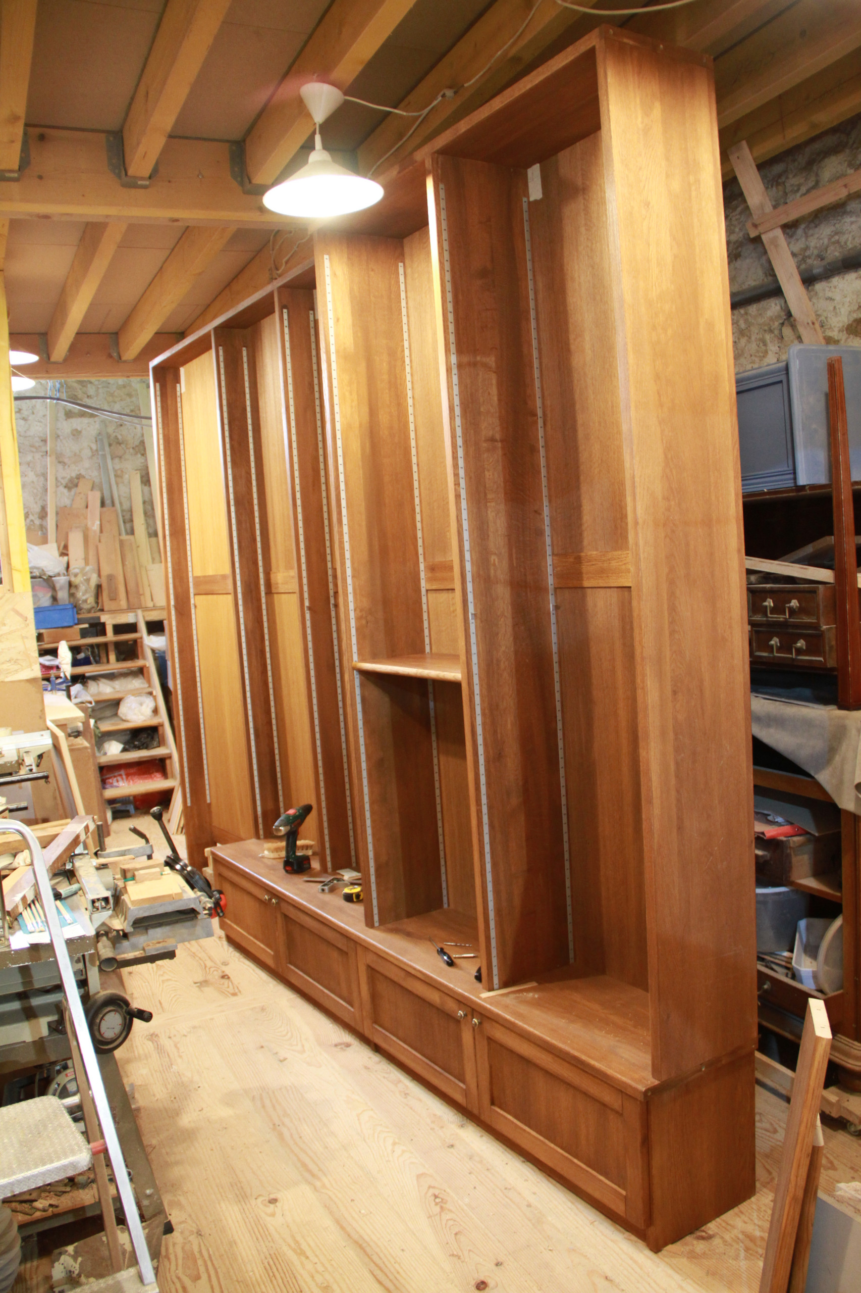 Bibliothèque en cours de montage