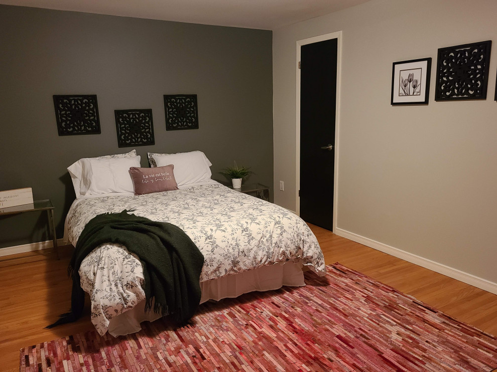 Источник вдохновения для домашнего уюта: маленькая хозяйская спальня в стиле модернизм с серыми стенами и светлым паркетным полом для на участке и в саду