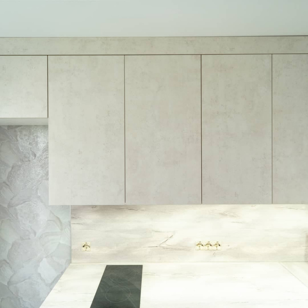 Inredning av ett modernt mellanstort grå grått kök, med en nedsänkt diskho, luckor med infälld panel, vita skåp, träbänkskiva, grått stänkskydd, stänkskydd i trä, rostfria vitvaror, linoleumgolv och brunt golv