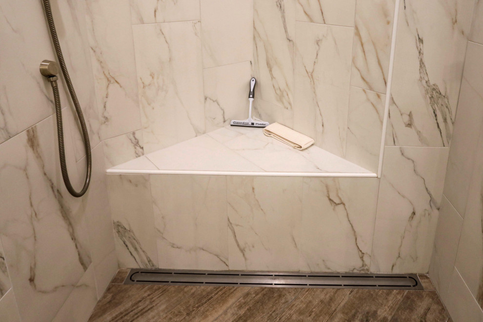 Idéer för mellanstora rustika vitt en-suite badrum, med vita skåp, en dusch i en alkov, en toalettstol med separat cisternkåpa, beige väggar, klinkergolv i keramik, ett undermonterad handfat, bänkskiva i kvarts, brunt golv och dusch med gångjärnsdörr