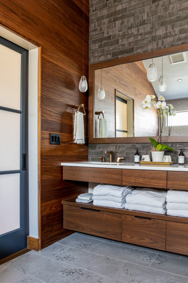 Exemple d'une salle de bain chic avec une baignoire indépendante, un combiné douche/baignoire, un carrelage marron, carrelage mural, un plan de toilette en granite, une cabine de douche à porte coulissante, un plan de toilette blanc et meuble double vasque.