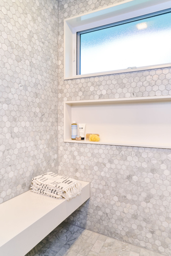 Свежая идея для дизайна: маленькая ванная комната в современном стиле с нишей для на участке и в саду - отличное фото интерьера