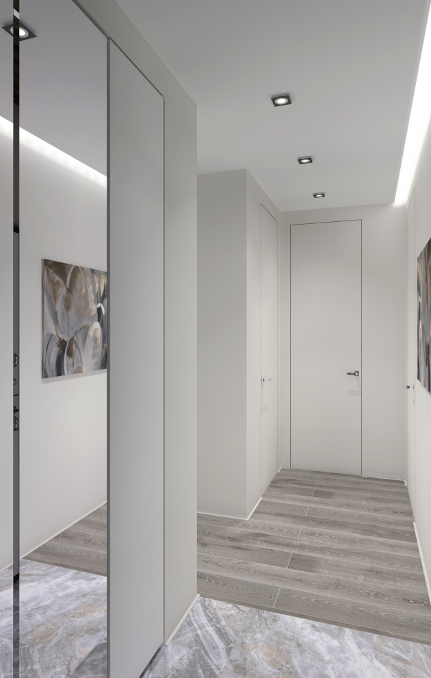 Белый коридор с зеркальным шкафом