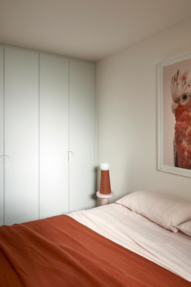 Retro Hauptschlafzimmer mit weißer Wandfarbe, Terrakottaboden und beigem Boden in Sydney