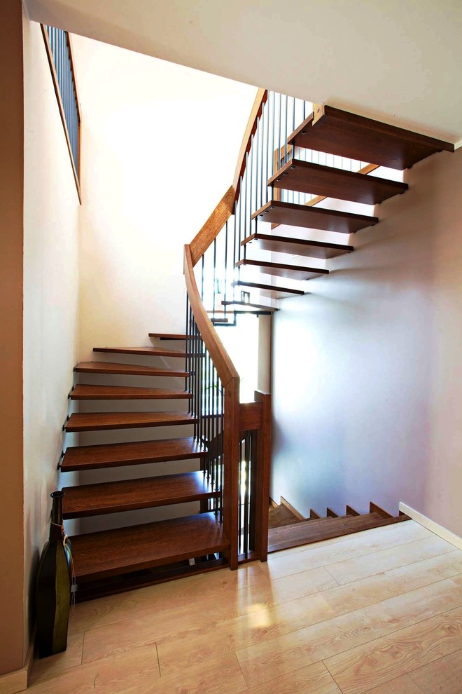 Gewendelte, Große Moderne Holztreppe mit Holz-Setzstufen in Sonstige