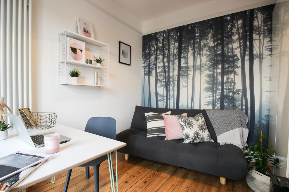 Inspiration för små nordiska hemmastudior, med flerfärgade väggar, mellanmörkt trägolv, en standard öppen spis, en spiselkrans i metall, ett fristående skrivbord och brunt golv