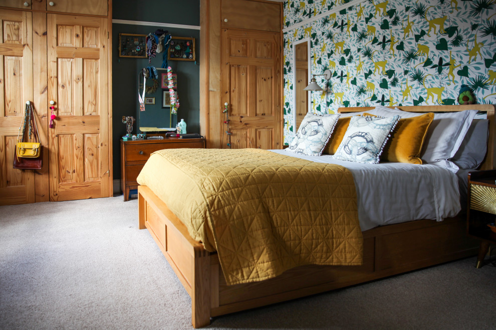 Immagine di una camera da letto chic con pareti gialle, pavimento in legno massello medio e pavimento marrone