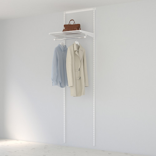 Exempel på ett litet nordiskt walk-in-closet för könsneutrala, med öppna hyllor, vita skåp, laminatgolv och beiget golv