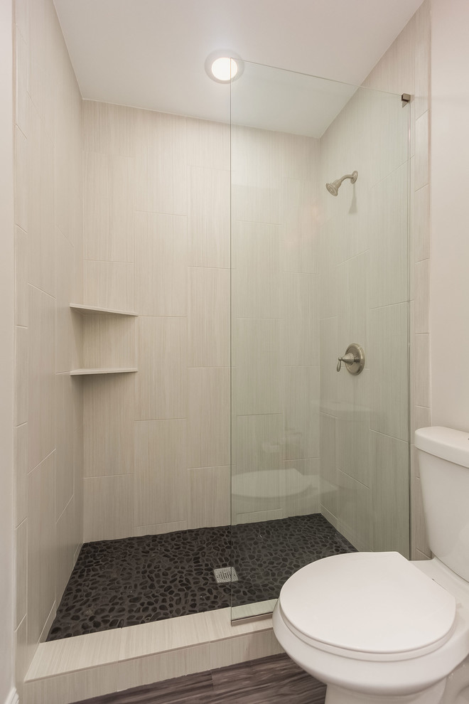 Photo of a mid-sized transitional bathroom in Chicago with an alcove shower, a two-piece toilet, beige tile, porcelain tile, beige walls, porcelain floors, brown floor and an open shower.