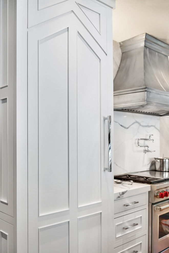 Mountain style l-shaped brown floor and dark wood floor eat-in kitchen photo with a farmhouse sink, recessed-panel cabinets, white cabinets, two islands, white countertops, quartzite countertops, white backsplash, stone slab backsplash and stainless steel appliances