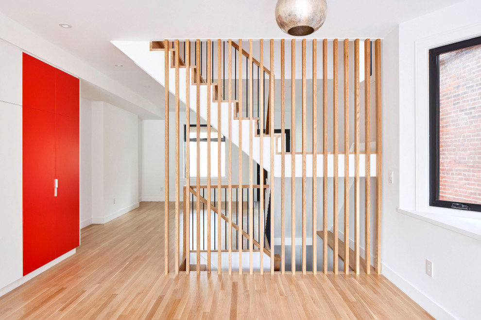 Example of a transitional entryway design in Toronto