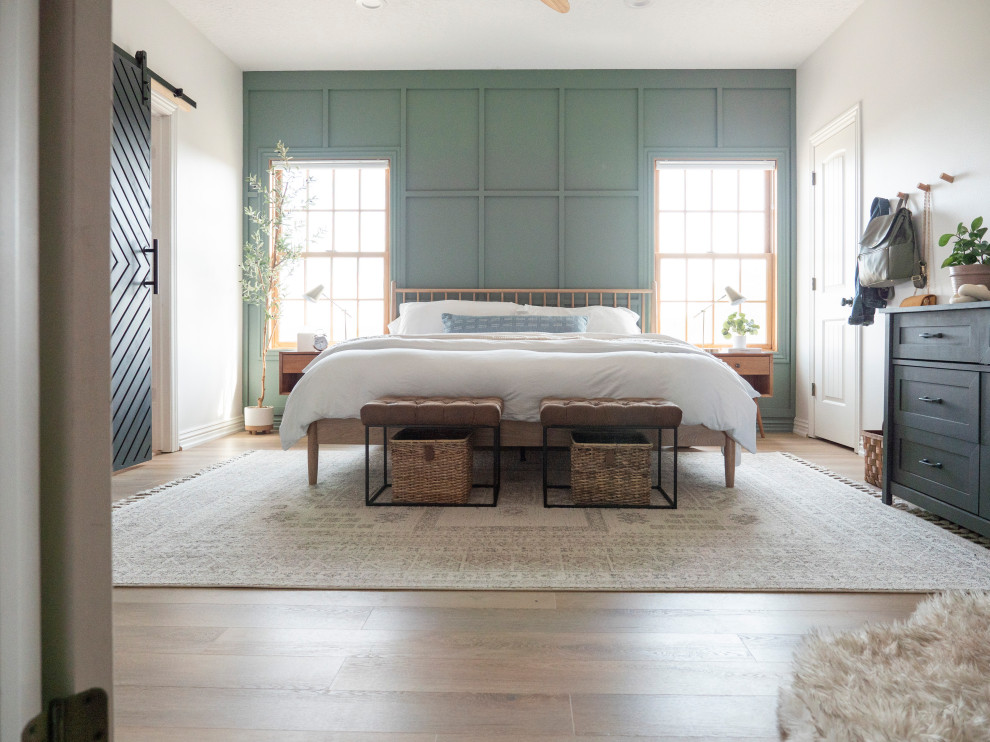 На фото: хозяйская спальня среднего размера в стиле кантри с зелеными стенами, полом из винила, бежевым полом и панелями на стенах