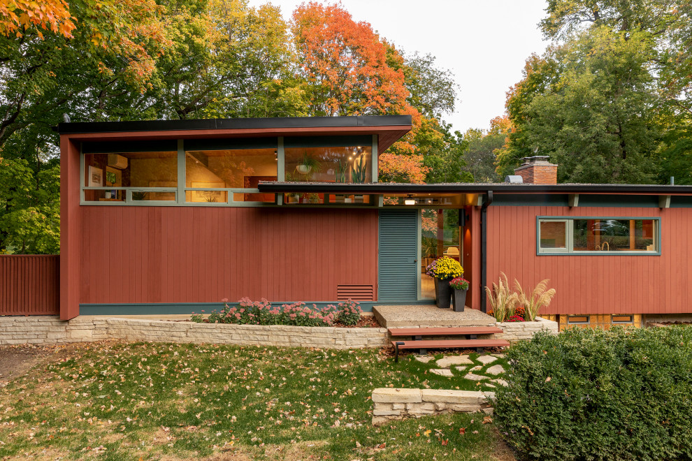 Свежая идея для дизайна: деревянный, разноцветный частный загородный дом среднего размера в стиле ретро с разными уровнями и плоской крышей - отличное фото интерьера