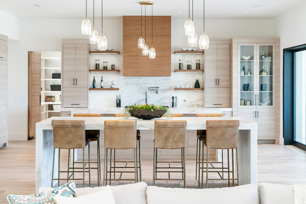 Diseño de cocina comedor nórdica de tamaño medio con fregadero bajoencimera, armarios con paneles lisos, puertas de armario beige, encimera de cuarzo compacto, salpicadero multicolor, puertas de cuarzo sintético, electrodomésticos de acero inoxidable, suelo de madera clara, dos o más islas y encimeras blancas