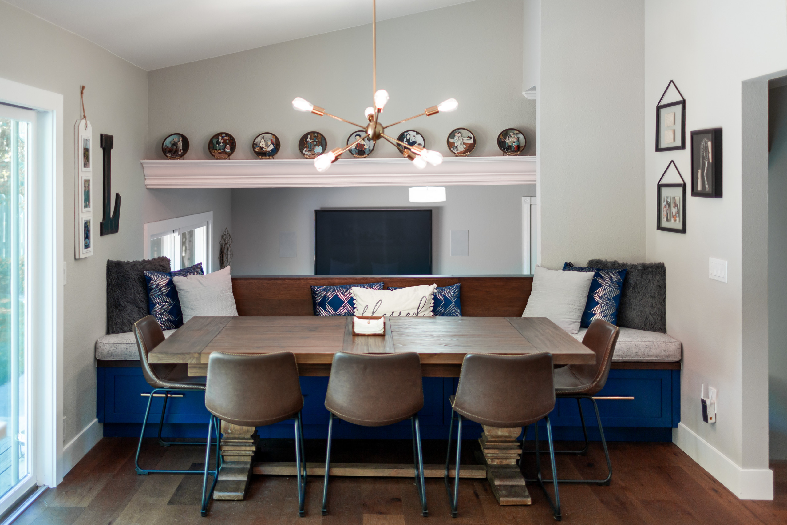 Stunning Kitchen w Blue Island