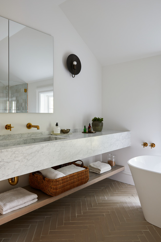 Пример оригинального дизайна: главная ванная комната в стиле неоклассика (современная классика) с плоскими фасадами, светлыми деревянными фасадами, отдельно стоящей ванной, душем в нише, разноцветной плиткой, терракотовой плиткой, белыми стенами, полом из терракотовой плитки, монолитной раковиной, мраморной столешницей, бежевым полом, душем с распашными дверями, разноцветной столешницей, тумбой под одну раковину, подвесной тумбой, сводчатым потолком и сиденьем для душа