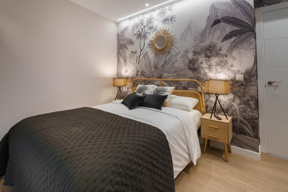 Diseño de dormitorio principal y blanco y madera tropical de tamaño medio con paredes beige, suelo de baldosas de cerámica y suelo marrón